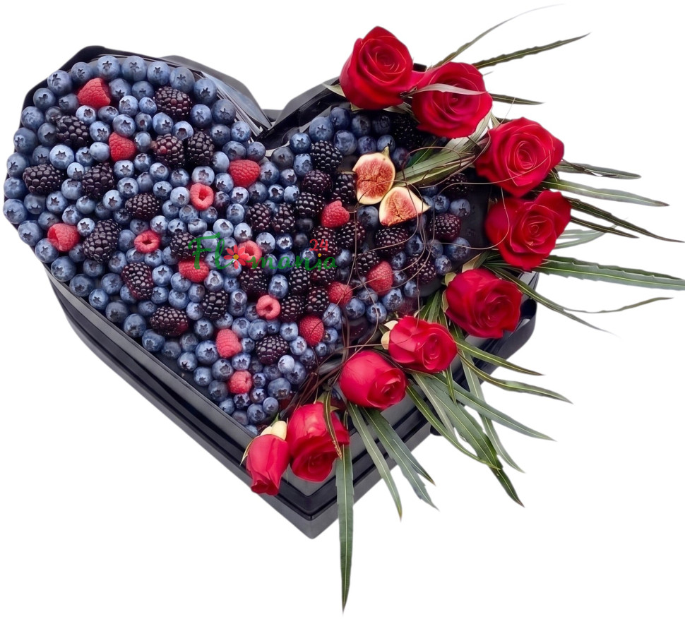 Коробка в виде сердца с красными розами и ягодами «Вкус элегантности»